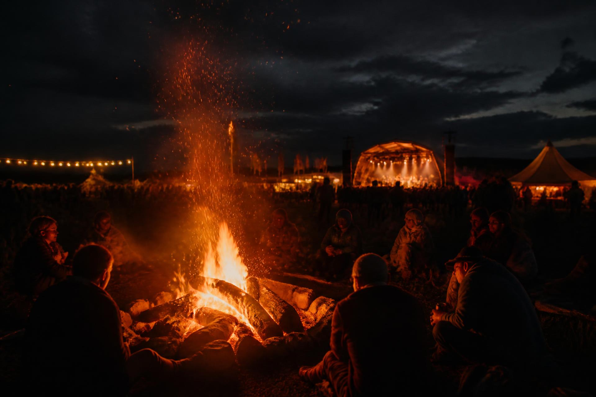 Kampvuur bij A28 Festival in de avond
